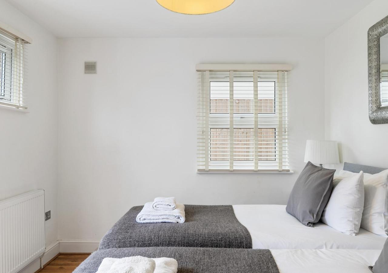 Two Bed Flat In Bush Hill Park Apartment เอนฟิลด์ ภายนอก รูปภาพ